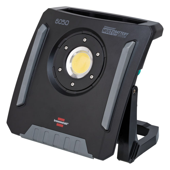 Brennenstuhl Foco híbrido LED 6050 MH con toma de corriente + MULTI BATTERY SYSTEM compatible con baterías de 18V (IP65)