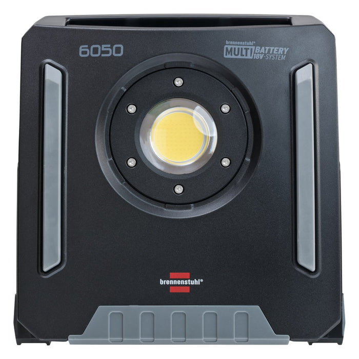 Brennenstuhl Foco híbrido LED 6050 MH con toma de corriente + MULTI BATTERY SYSTEM compatible con baterías de 18V (IP65)